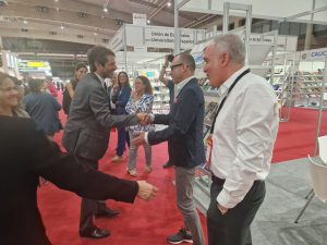 El ministro de Cultura, Ernest Urtasun, ha visitado el stand aragonés, donde ha sido recibido por el director general de Cultura, Pedro Olloqui.